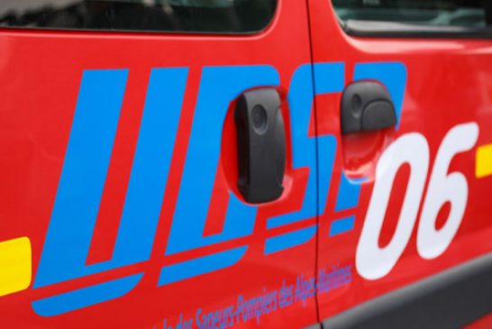 Nettoyage des plages par une équipe de pompiers bénévoles de l'Union Départementale des Sapeurs-Pompiers des Alpes-Maritimes