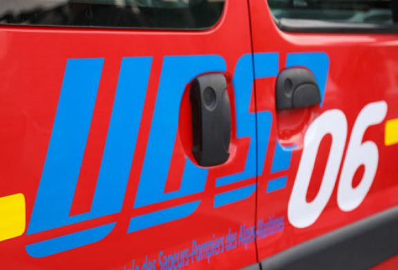 Nettoyage des plages par une équipe de pompiers bénévoles de l'Union Départementale des Sapeurs-Pompiers des Alpes-Maritimes