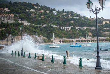 En raison des intempéries, l'accès au bord de mer est interdit !