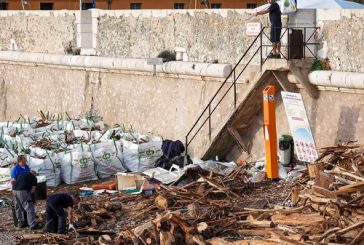 Evacuation des débris stockés sur la plage de la Darse de Villefranche-sur-Mer