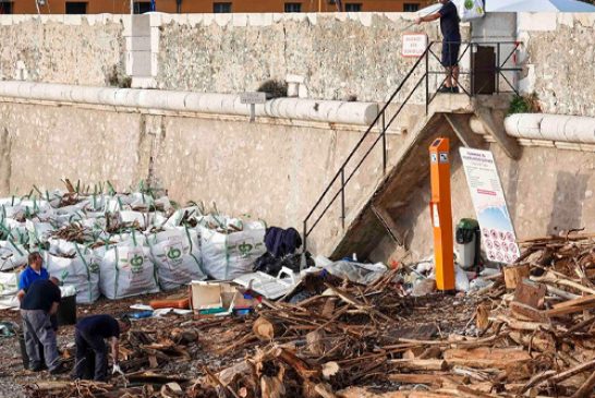 Evacuation des débris stockés sur la plage de la Darse de Villefranche-sur-Mer