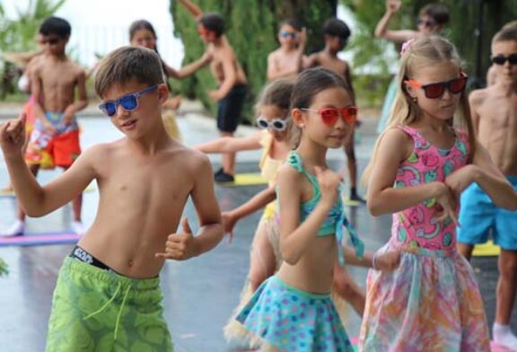 Album- Les enfants célèbrent la fin de l'année scolaire à Villefranche-sur-Mer